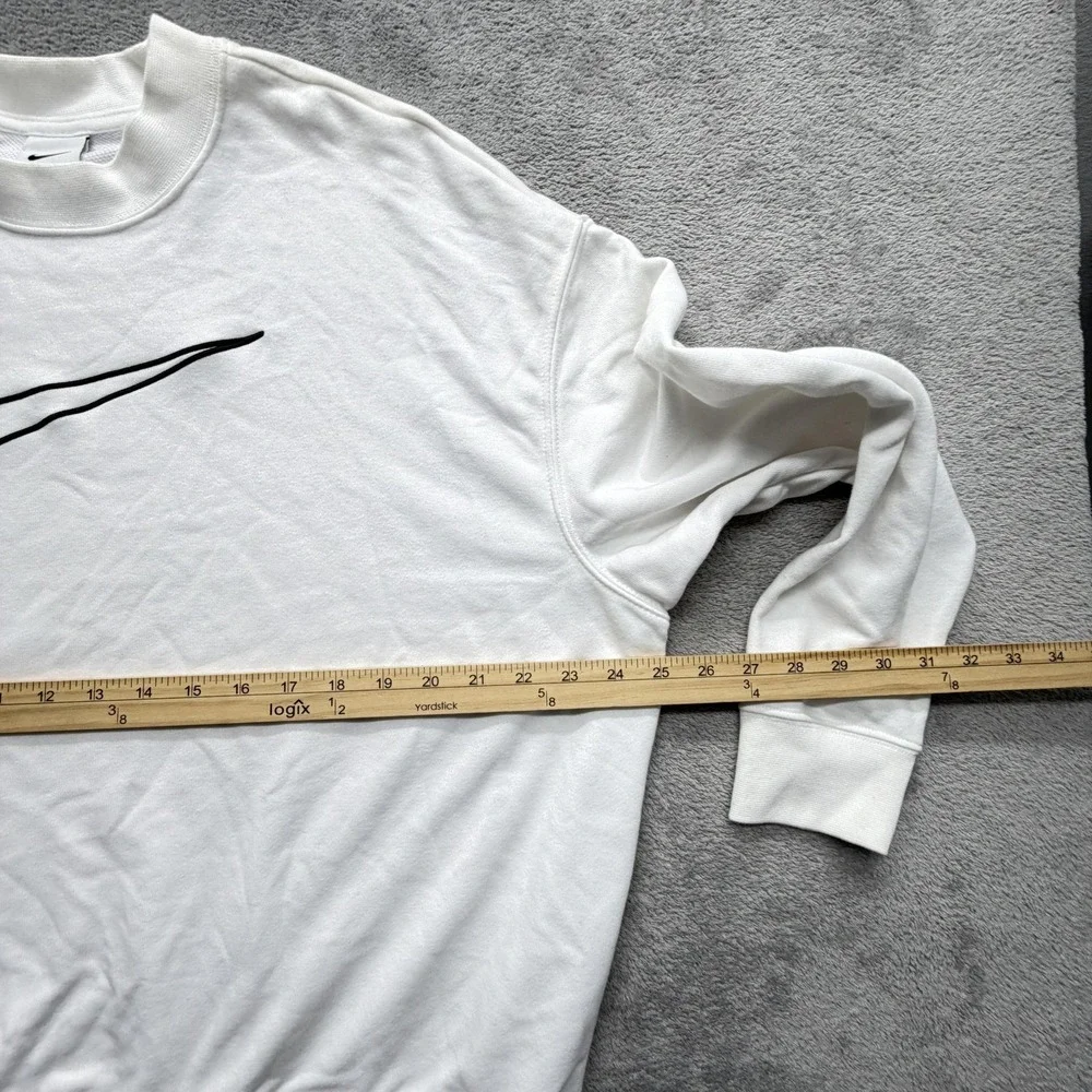 Nike Sweatshirt Womens M White Pullover Dri-FIT Swoosh Graphic‎ DQ5542-100